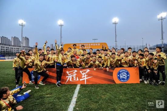 克里斯坦特在2018年加盟罗马，今夏他已经和罗马续约至2027年。